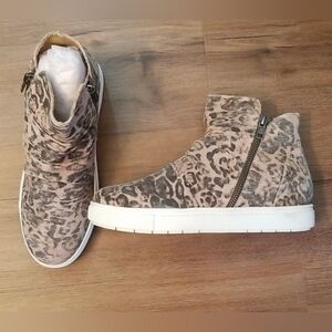 New Yellow Box Leopard Booties. 8